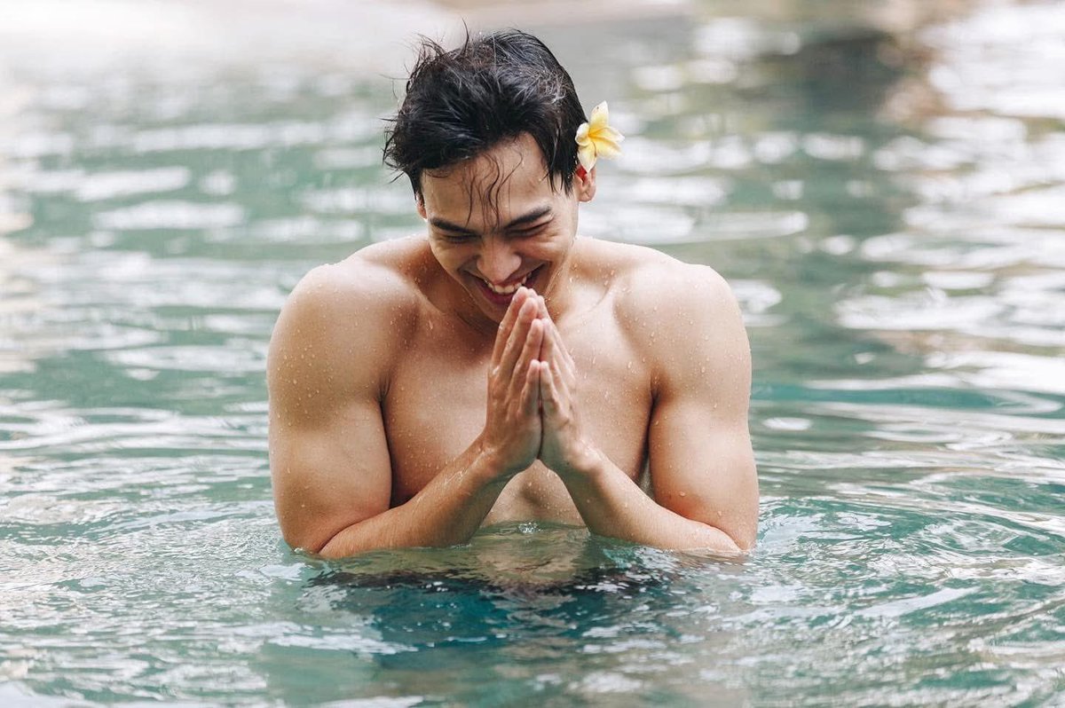 KSatanDevil's tweet photo. วันว่างๆของบ้านเจ้าพี่นเรศ

พ่อแม่นั่งคุยเรื่องบ้านเมือง พ่อย่างปลา แม่นั่งดูลูก สองพี่น้องพากันเล่นน้ำ

“ ดอกลีลาวดี! พี่สิงห์เอาทัดหู! ”

“ ไม่เอา ”

“ ไม่เอาฤๅ งั้นน้องจะลงเอาไปทัดให้! ”

“ ไม่ต้องลง! เจ้าดอกแก้ว! มันเปียกมิเห็นรึ! ”

“ ทัดหู! น้องก็ทัดดอกแก้วอยู่นี่ไง ” https://t.co/667Dnpyo3g