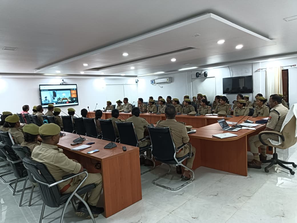 balrampurpolice's tweet photo. #BalrampurPolice मुख्यालय महिला एवं बाल सुरक्षा संगठन उ0प्र0 लखनऊ द्वारा मिशन शक्ति केन्द्र व महिला बीट प्रणाली के संबंध में आयोजित वीडियो कांन्फ्रेंसिंग में #AddlSP @VishalPCop व अन्य संबंधित अधिकारी/कर्मचारीगण द्वारा प्रतिभाग किया गया। https://t.co/brd8oId550
