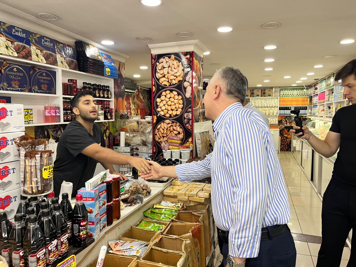 EmrullahErkus's tweet photo. Esnafımızı ziyaret ederek bereketli kazançlar diledik, hemşehrilerimizle hasbihâl ettik.
Milletimizle omuz omuza, hizmet yolunda durmadan çalışıyoruz. https://t.co/35GLsnvXyo