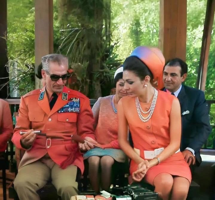 Patriottic's tweet photo. @ShahbanouFarah مادر عزيزمان👑 پدر عزيزمان علیاحضرت شاهنشاه ايران👑 https://t.co/8ifNBQ2HJG