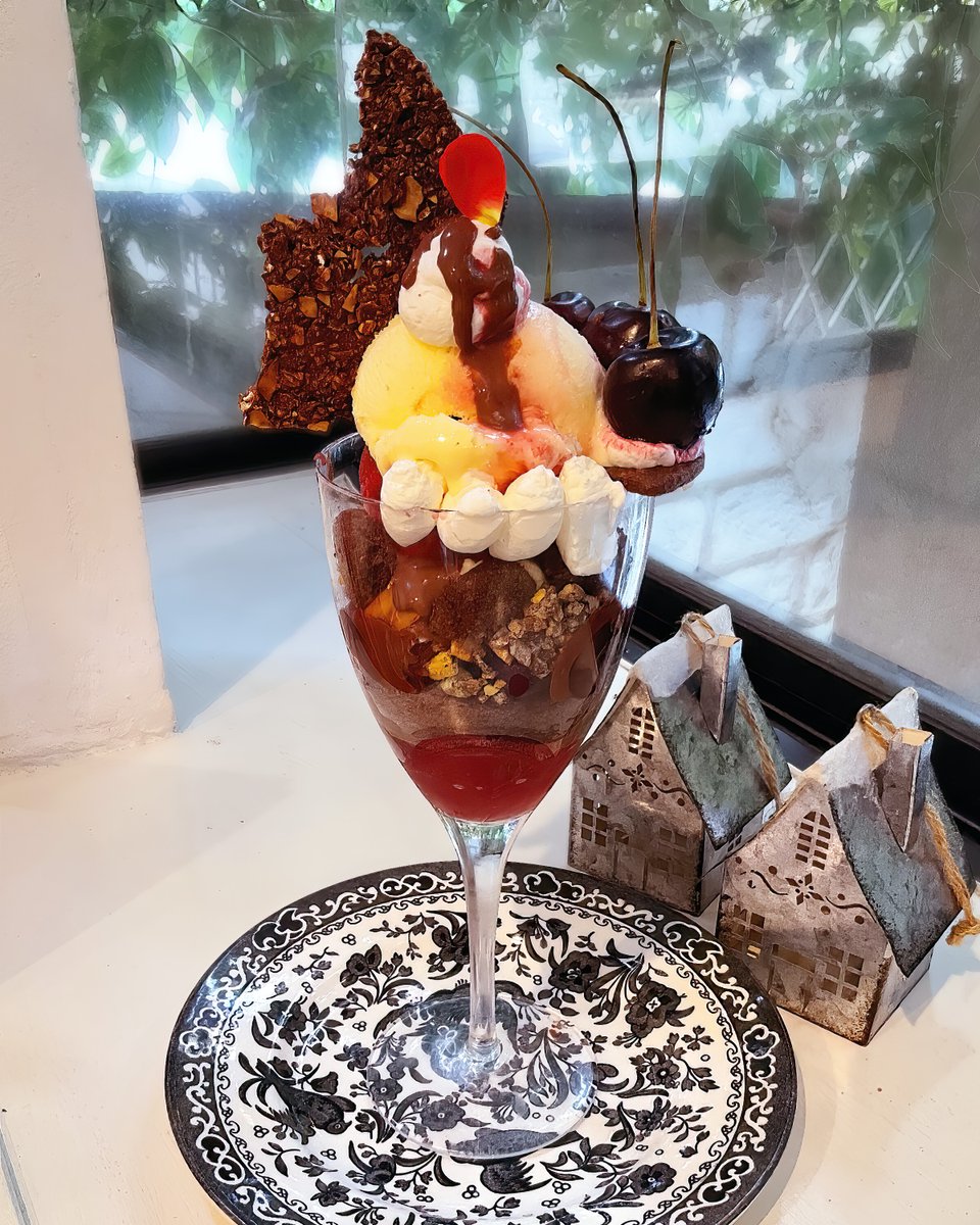 Todo_360's tweet photo. ＜La Petite Surprise（西荻窪）＞
褪せた紫陽花を愛でつつ、ラ・プティット・シュルプリーズで『パフェフォレノワール（黒い森）』。チェリー、キルシュ、ヴァローナココアとチョコをふんだんに投入し、キルシュアイスとチェリーソルベを囲むココアクッキーとクランブルが、ザクザク音を奏でるグラス https://t.co/Wpul4ojgNg