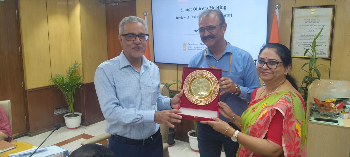 igmrihapur's tweet photo. IGMRI, FS Hyderabad, has been awarded the 3rd Prize under the Swachhata Pakhwada Awards 2026. The trophy was presented by the Secretary, @fooddeptgoi, and received by Dr. Preeti Shukla, Officer In-Charge, IGMRI Hapur.

#SwachhataPakhwada #SwachhBharat #DFPD #IGMRI #Hyderabad https://t.co/Rhi97AJlFC