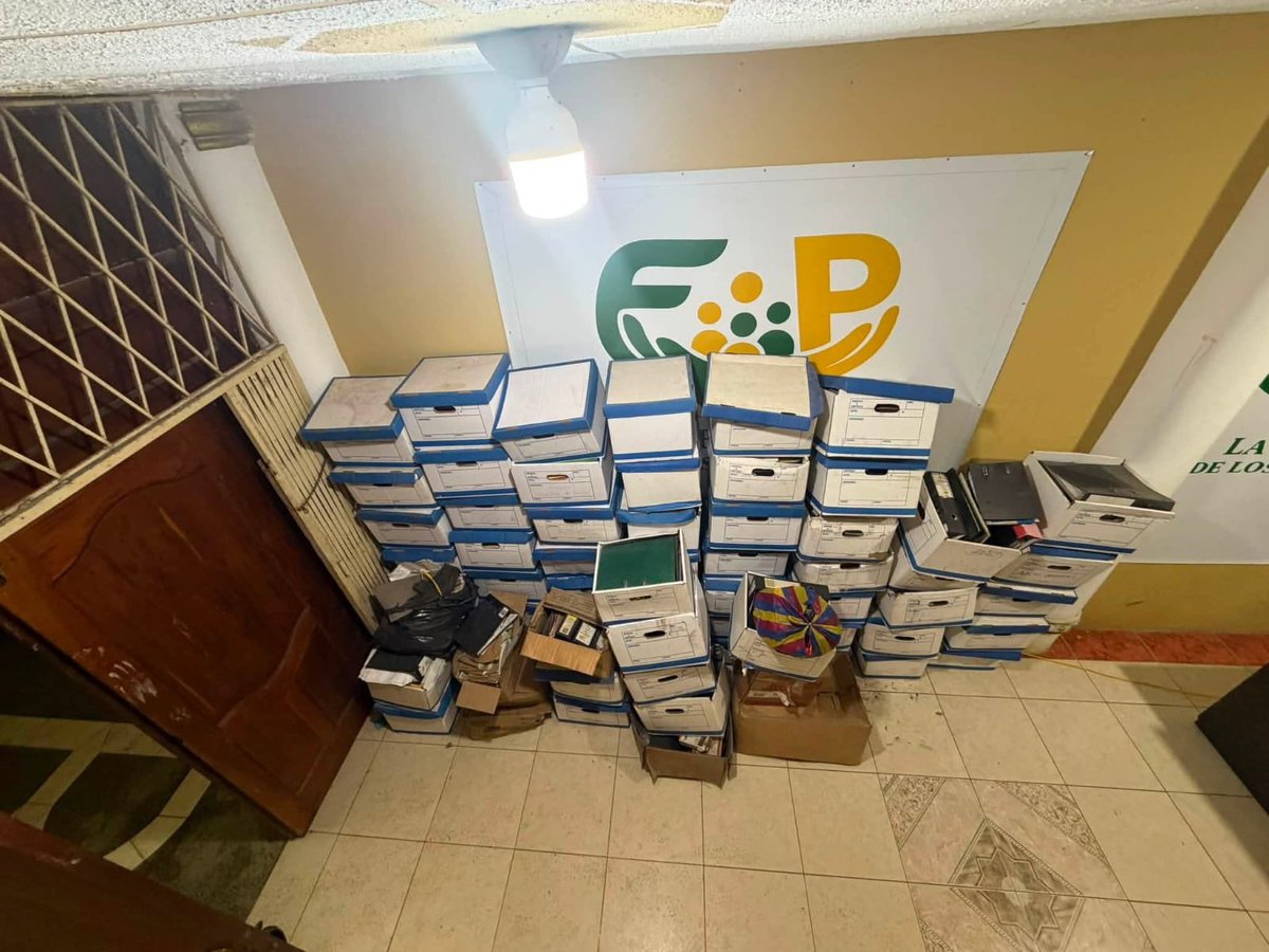 soscarcelesec's tweet photo. #Urgente

Esta madrugada fue capturado en su domicilio: Baldor Bermeo, ex alcalde de #PonceEnríquez en #Azuay, y otros cinco miembros de una estructura criminal dedicada a la Minería Ilegal en esta provincia, y en la provincia de #ElOro. @PoliciaEcuador y @FiscaliaEcuador allanaron domicilios y otros sitios estratégicos con cerca de 300 efectivos, para recabar evidencias.