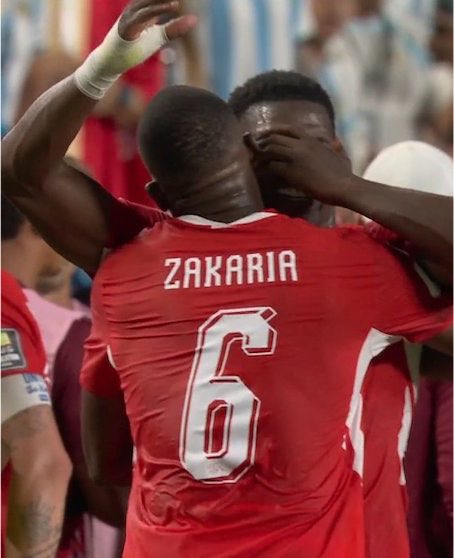 _BeFootball's tweet photo. 🚨🚨 EMBOLO 🇨🇭 N’AURAIT PAS DÛ ETRE EXPULSÉ CONTRE L’ARGENTINE 🇦🇷 !!!!!!! ❌😱

L'IFAB, qui régit les règles du jeu, a communiqué sur un usage abusif du VAR durant la Coupe du monde. 

L'instance a établi que la vidéo pouvait intervenir en cas d'erreur sur l'identité d'un joueur averti… MAIS PAS POU INVERSER LA SANCTION.

Ça concerne notamment les situations de simulation. 

Breel Embolo n'aurait donc pas dû être expulsé en quarts de finale.

(via @lequipe)