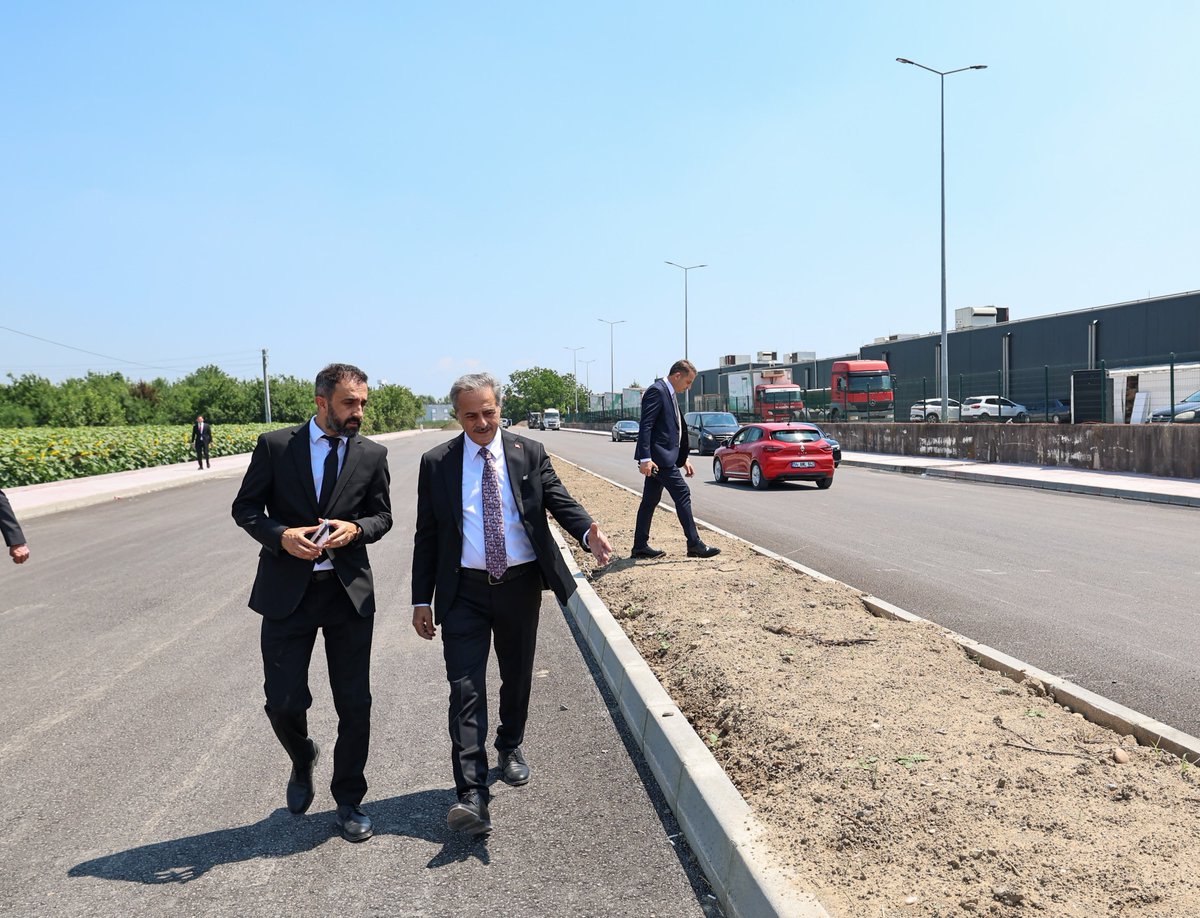 sbYusufAlemdar's tweet photo. Yenikent Bölgesi ile şehir merkezi arasındaki ulaşımı rahatlatacak ve Yazlık Kavşağı’ndaki trafik yükünü azaltacak yeni duble yolda incelemelerde bulunduk. 
1.600 metre uzunluğa ve 25 metre genişliğinde olan yeni ulaşım aksında bisiklet yolu ve kaldırımlarda sona yaklaşıyoruz.

Yeni güzergâh sayesinde sürücüler, kavşaktaki trafik yoğunluğuna girmeden alternatif bir hat üzerinden şehir merkezine ulaşım sağlayabilecekler.

Şehrimize hayırlı olsun.