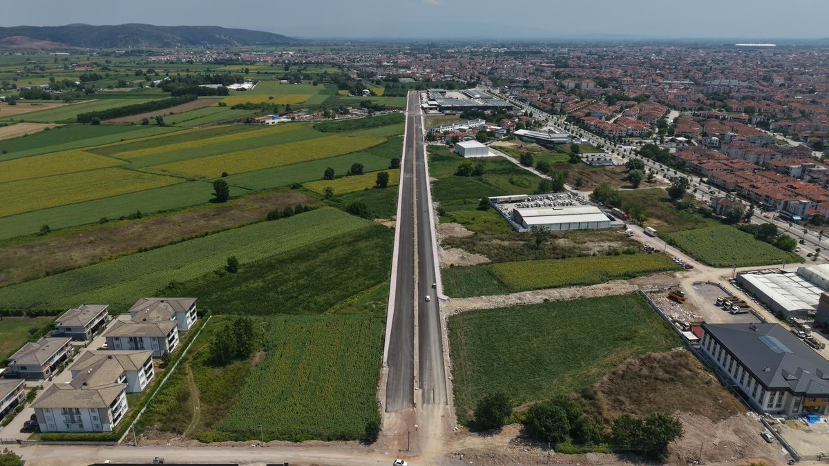 sbYusufAlemdar's tweet photo. Yenikent Bölgesi ile şehir merkezi arasındaki ulaşımı rahatlatacak ve Yazlık Kavşağı’ndaki trafik yükünü azaltacak yeni duble yolda incelemelerde bulunduk. 
1.600 metre uzunluğa ve 25 metre genişliğinde olan yeni ulaşım aksında bisiklet yolu ve kaldırımlarda sona yaklaşıyoruz.

Yeni güzergâh sayesinde sürücüler, kavşaktaki trafik yoğunluğuna girmeden alternatif bir hat üzerinden şehir merkezine ulaşım sağlayabilecekler.

Şehrimize hayırlı olsun.