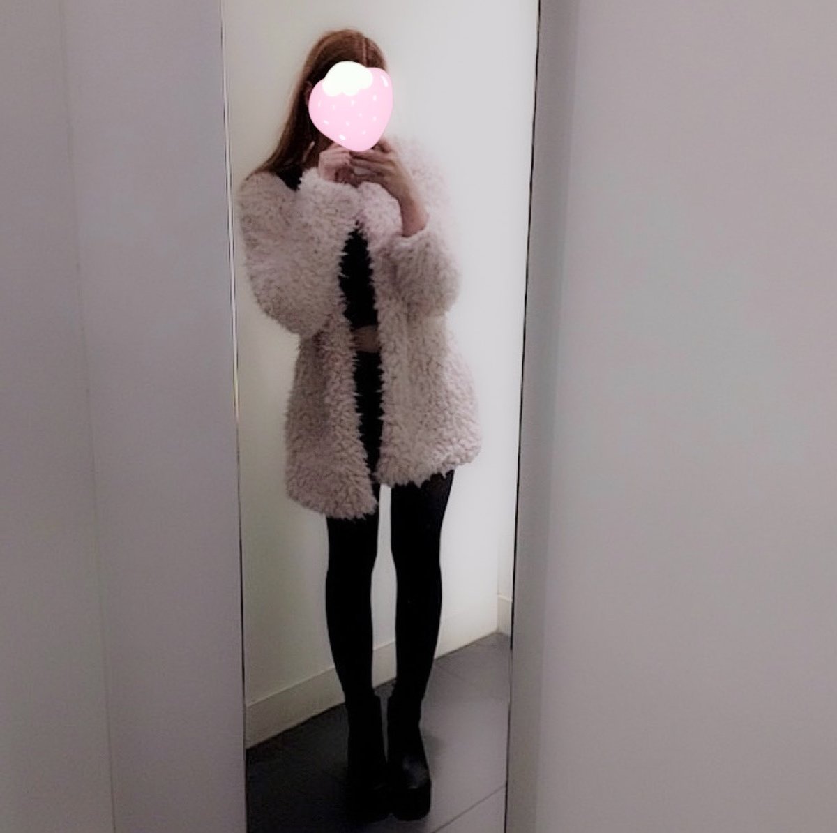 lacedolll's tweet photo. old fitting room bc ╰(*´︶`*)╯bmi low 20s probably?? ughhh i felt so self conscious abt my legs especially:( https://t.co/4c1Oy470sx