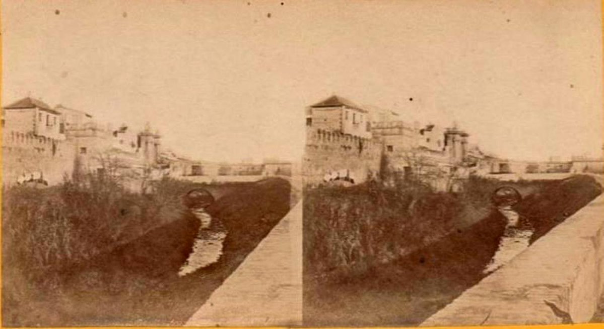SevillaInsolita's tweet photo. La desaparecida puerta de Jerez con el arroyo Tagarete, vistos desde las inmediaciones de la actual calle Almirante Lobo.

s/f (ca. 1850). https://t.co/VFVFSo0B4y