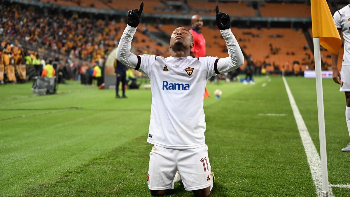 Mkadimbajnr's tweet photo. 🚨𝐁𝐑𝐄𝐀𝐊𝐈𝐍𝐆:Sources indicate that Kaizer Chiefs are preparing to submit a new and improved offer this week for Langelihle Phili.🇿🇦

The Glamour Boys decided to make another move after receiving the green light from the player, who is open to joining Kaizer Chiefs should both clubs reach an agreement

Meanwhile there has also been contact between Kaizer Chiefs and Thapelo Maseko, although no official bid has been submitted for the Mamelodi Sundowns winger at this stage

NB.... Thapelo Maseko will NEVER RETURN to Cyprus due to personal reasons

#FootballOfAfrica
#MkadimbaJnrNews
#WeUniteAfrica