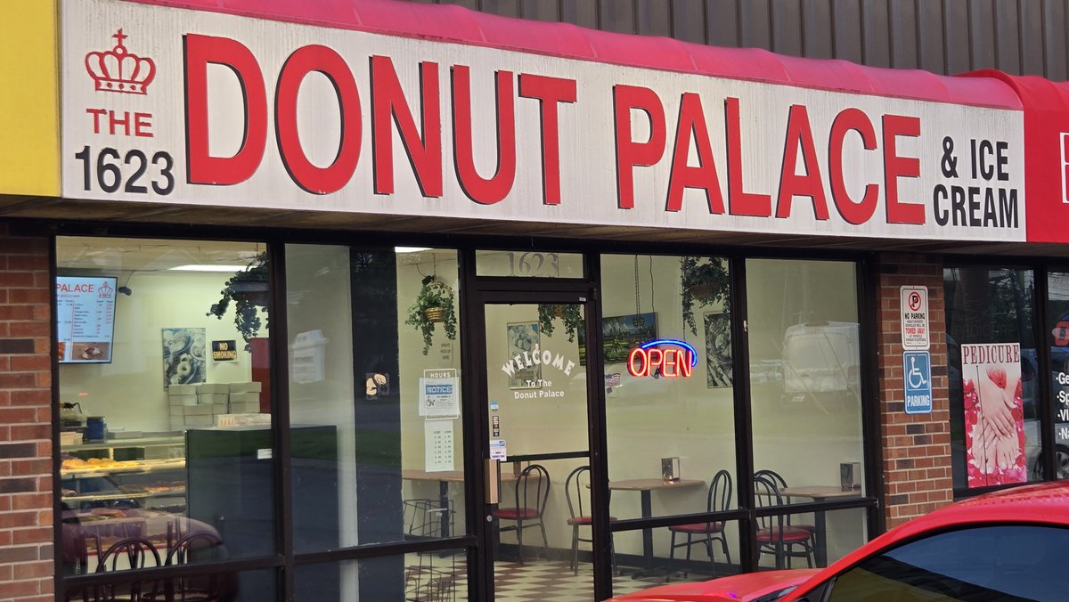 Lazy_F_Ranch's tweet photo. Got to #DonutPalace just in the nick of time:
@tnwildlife Game Warden and @rcsotn Deputy pulled up as I was leaving. https://t.co/HsL2jnCQ6z
