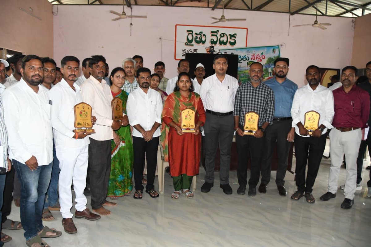 sudhakarnimmal2's tweet photo. ఈ రోజు ఆదిలాబాద్ జిల్లా ఉట్నుర్ మండలంలో ఉన్న రైతు వేదిక లో ప్రజా ప్రభుత్వం ఆధ్వర్యంలో గౌరవ వ్యవసాయ శాఖ మంత్రి పెద్దలు తుమ్మల నాగేశ్వరరావు సార్. రైతు నేస్తం కార్యక్రమం 100 ఎపిసోడ్ పూర్తి చేసుకున్న సందర్భంగా గౌరవ ఖానాపూర్ శాసనసభ సభ్యులు &amp; మా జిల్లా ప్రజల కలేక్టర్ రాజార్షి షా సార్ https://t.co/JHmpD3FGPW