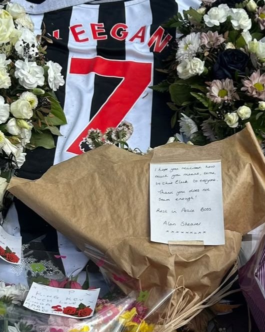 BackPageShop's tweet photo. A lovely, heartfelt tribute left by Big Al @alanshearer to King Kev.

From one NUFC icon to another 🖤🤍 https://t.co/4paGCZ22bP