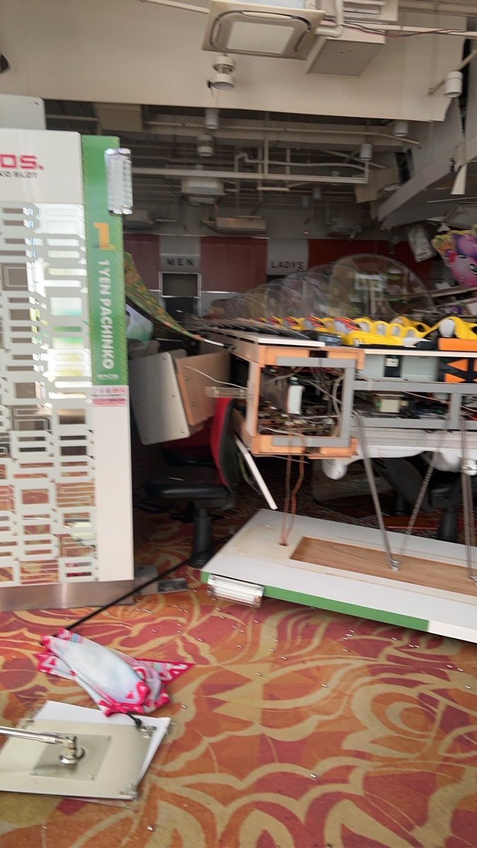 pachicom777's tweet photo. 【令和8年熊本地震】

地震の被害を受けたパチンコ店の店内画像が複数公開…

島がぶっ倒れてる…

https://t.co/OngdqI0nQu https://t.co/pGhyFlxxtL