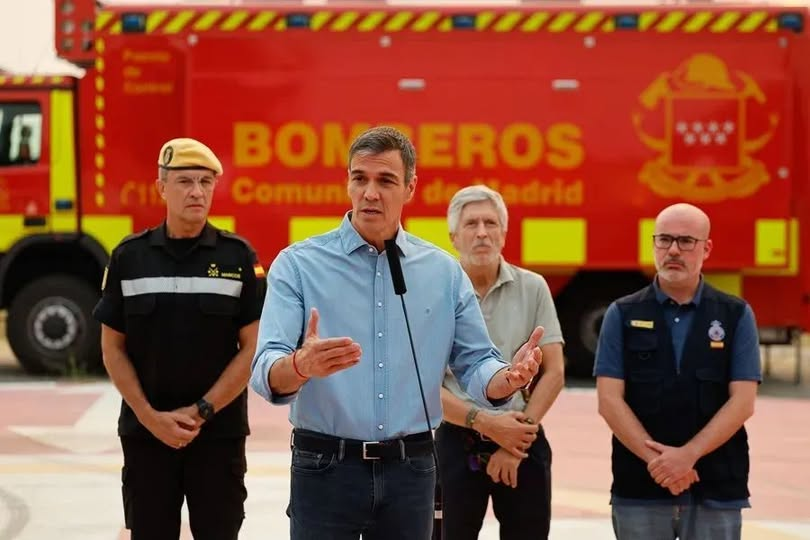 pepeluspain's tweet photo. Sanchez dice que  "todos aquellos que hayan perdido su casa por los incendios, que no se preocupen" tendrán su casa!
En La Palma le dijo lo mismo en el 2021 por el volcán y todavía están esperando.
Bueno, ya sabemos como es Sánchez..

TENDRÁS QUE PAGAR POR TUS FECHORIAS ¡¡ https://t.co/M89uzh88Gr
