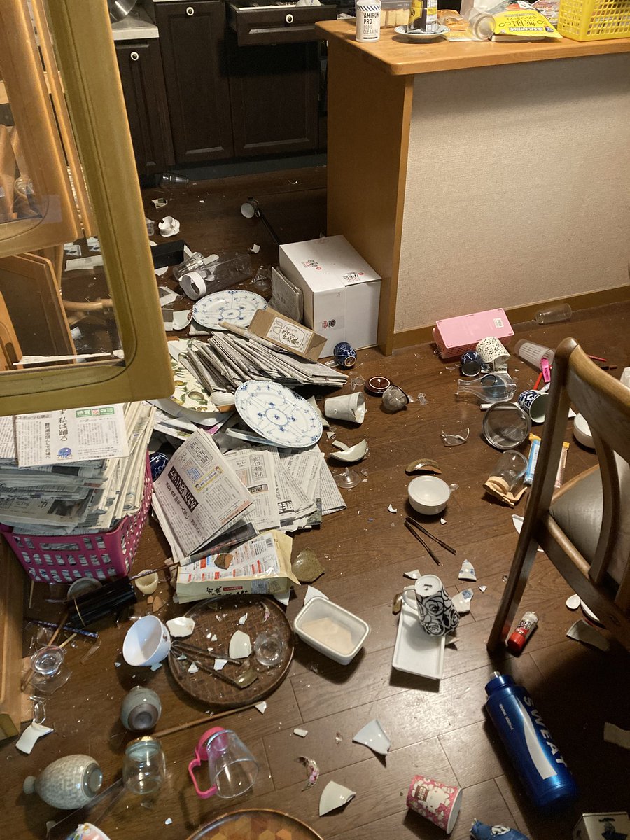 densuke640's tweet photo. 保険会社が言うには、片付ける前に地震の惨状を写真に撮っておけば十分証拠になるそうです。強い地震で不安と思いますけど、最悪割れたり破損した家財を保管しておくだけでも大丈夫と保険会社が言っていました。

1ヶ月前に震度6弱の地震で自宅内がぐちゃぐちゃになった被害者より。 https://t.co/ciVmBu9ATY