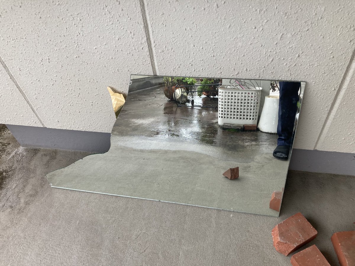 densuke640's tweet photo. 保険会社が言うには、片付ける前に地震の惨状を写真に撮っておけば十分証拠になるそうです。強い地震で不安と思いますけど、最悪割れたり破損した家財を保管しておくだけでも大丈夫と保険会社が言っていました。

1ヶ月前に震度6弱の地震で自宅内がぐちゃぐちゃになった被害者より。 https://t.co/ciVmBu9ATY