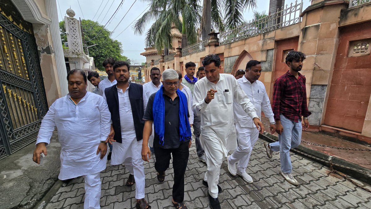 AdvRajendraPal's tweet photo. आज उत्तर प्रदेश के रामपुर में मोहम्मद अली जौहर विश्वविद्यालय के भ्रमण के उपरांत समाजवादी पार्टी के वरिष्ठ नेता एवं पूर्व मंत्री मोहम्मद आजम खान जी की धर्मपत्नी एवं पूर्व विधायिका तंजीन फातिमा जी से उनके रामपुर स्थित आवास पर आत्मीय मुलाकात की।

इस दौरान डॉ. तंजीन फातिमा जी के स्वास्थ्य एवं कुशलक्षेम की जानकारी ली साथ ही परिवार के अन्य सदस्यों से भी मुलाकात कर उनका हालचाल जाना।
