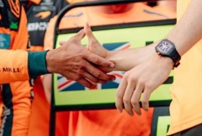 fourpiastri's tweet photo. the hand size difference- https://t.co/wh7QZ9uwE9