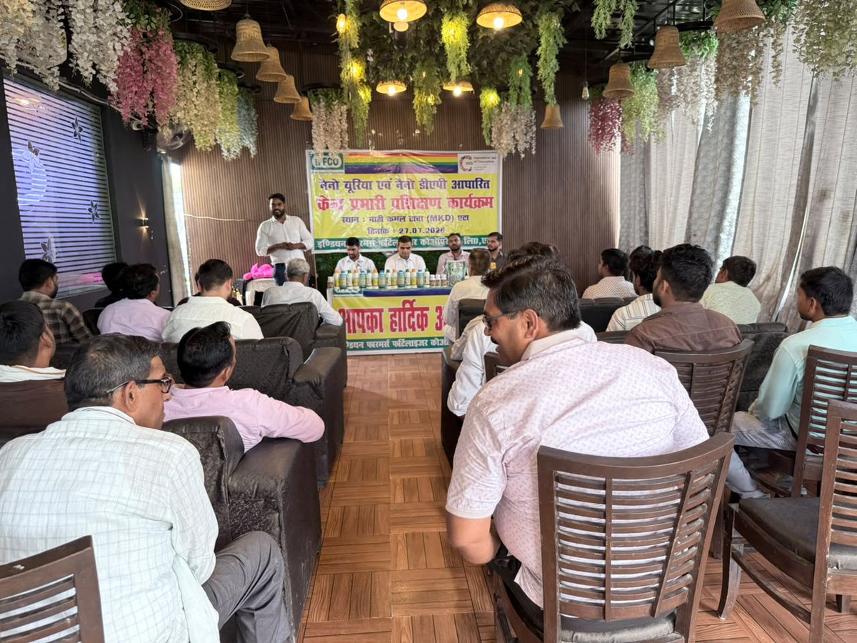 IFFCO_UP's tweet photo. जनपद एटा स्थित एम.के.डी.प्लाजा में इफको के नैनो उर्वरकों (नैनो यूरिया एवं नैनो डीएपी) तथा अन्य नवीन उत्पादों के प्रभावी संवर्धन और वितरण को सुनिश्चित करने हेतु  केंद्र प्रभारी प्रशिक्षण एवं समीक्षा बैठक का आयोजन किया गया।
इस कार्यक्रम में आगरा मंडल के क्षेत्रीय प्रबंधक डॉ. प्रहलाद सिंह मुख्य अतिथि के रूप में उपस्थित रहे। उनके द्वारा सभी केंद्र प्रभारियों को इफको के नैनो उत्पादों (नैनो यूरिया, नैनो डीएपी और सागरिका आदि) की वैज्ञानिक विशेषताओं, मृदा स्वास्थ्य में उनके महत्व, संतुलित पोषण एवं उपयोग की आधुनिक विधियों के बारे में विस्तृत एवं व्यावहारिक जानकारी प्रदान की गई। उन्होंने सभी प्रभारियों को इन उत्पादों की बिक्री एवं प्रचार-प्रसार के लिए स्पष्ट लक्ष्य निर्धारित करते हुए उन्हें समयबद्ध रूप से पूर्ण करने के निर्देश दिए। #संतुलितउर्वरक #संतुलितखाद
@IFFCOCropSolns
@Iffco_Yatendra
@iffcoyogendra
@jdabureau
@IFFCO_Coop
@BharatUrvarak