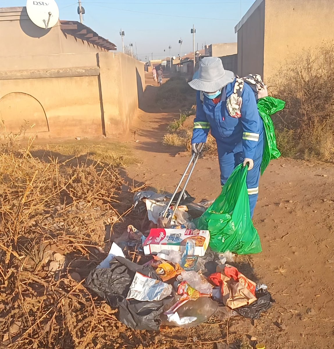 City_Ekurhuleni's tweet photo. ๐ข #Duduza & #Nigel โ Waste collection, mini site and transfer station operations, plus litter picking and CBD cleaning.
๐ข #KwaThema โ Waste collection, litter picking and illegal dumping removal.
๐ข #Bedfordview โ Waste collection.
๐ข #Alberton โ Waste collection. https://t.co/EgWC00yPyq