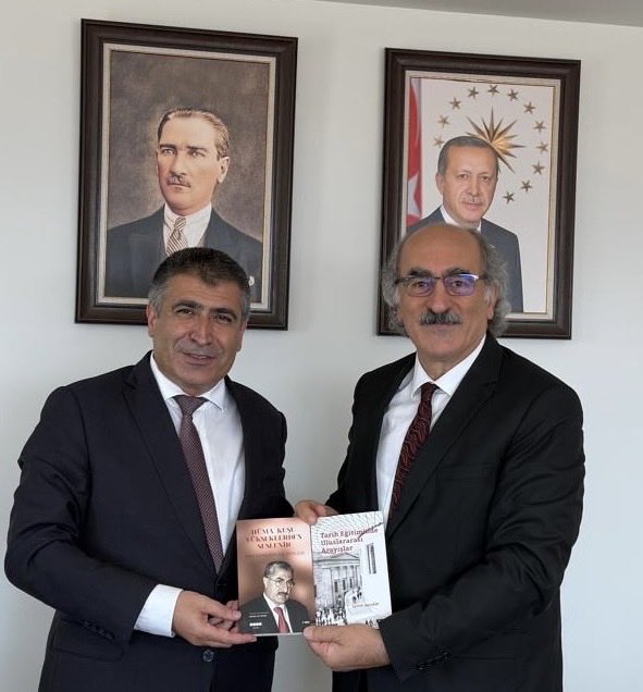 mehmetnezirg's tweet photo. Anadolu irfanını Türkiye’mize yaymak için gayret eden değerli Nevşehir Hacı Bektaş Veli Üniversitesi Rektörü Semih Aktekin hocamıza ziyareti ve kitap hediyeleri için teşekkürler. Erenlere selam olsun. https://t.co/yVZB62TQsp