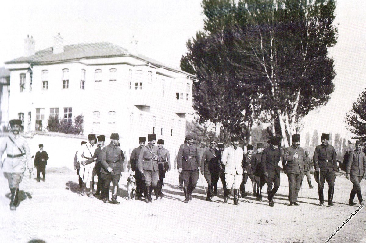 SMEYDAN's tweet photo. YÜZYILIN MAÇI!

104 yıl önce bugün, 28 Temmuz 1922'de, Büyük Taarruz'dan bir ay kadar önceydi.

Akşehir'de Mustafa Kemal Paşa ve komutanlar bir futbol maçında bir araya geldi.

Atatürk, Nutuk'ta anlatıyor:

“28 Temmuz 1922 öğleden sonra yaptırılan bir futbol maçını görmeleri ileri sürülerek ordu komutanları ve kimi kolordu komutanları Akşehir’e çağrıldı. 28/29 Temmuz gecesi komutanlarla genel olarak taarruz üzerinde görüştüm.”

Görünürde Mustafa Kemal Paşa ve komutanların Akşehir’de toplanma nedeni bir futbol maçı izlemekti, gerçek neden ise bir maçtan çok daha fazlasıydı; bir ulusu kurtaracak taarruz planını açıklayıp konuşmaktı. 

(Mustafa Kemal Paşa, Yaveri Salih Bozok, İsmet İnönü, Fevzi Çakmak, Nureddin Paşa, Asım Gündüz, Fahreddin Altay Paşa ve diğer komutanlarla Akşehir’de, 28 Temmuz 1922)