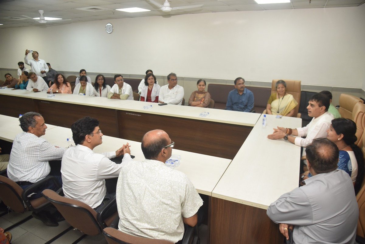 DDNewsGujarati's tweet photo. ๐ธเช
เชฎเชฆเชพเชตเชพเชฆ เชธเชฟเชตเชฟเชฒ เชนเซเชธเซเชชเชฟเชเชฒ เชเชพเชคเซ เชเชฐเซเชเซเชฏ เชฐเชพเชเซเชฏเชฎเชเชคเซเชฐเซ @prafulpbjp เชจเชพ เชนเชธเซเชคเซ เช
เชจเซ เชฐเชพเชเซเชฏเชฎเชเชคเซเชฐเซ @darshnavaghela_เชจเซ เชเชชเชธเซเชฅเชฟเชคเชฟเชฎเชพเช เช
เชคเซเชฏเชพเชงเซเชจเชฟเช 'NELS เชธเซเชเชฟเชฒ เชฒเซเชฌ'เชจเซเช เชฒเซเชเชพเชฐเซเชชเชฃ เชเชฐเชตเชพเชฎเชพเช เชเชตเซเชฏเซ
๐ธเช เชฒเซเชฌเชฅเซ เชฎเซเชกเชฟเชเชฒ เชตเชฟเชฆเซเชฏเชพเชฐเซเชฅเซเช เช
เชจเซ เชคเชฌเซเชฌเซเชจเซ เชฒเชพเชเชต เชธเชฟเชฎเซเชฏเซเชฒเซเชถเชจ เชคเชพเชฒเซเชฎ เชฎเชณเชถเซ
#AhmedabadCivilHospital #NELSSkillLab #GujaratHealth #MedicalEducation #PrafullPansheria