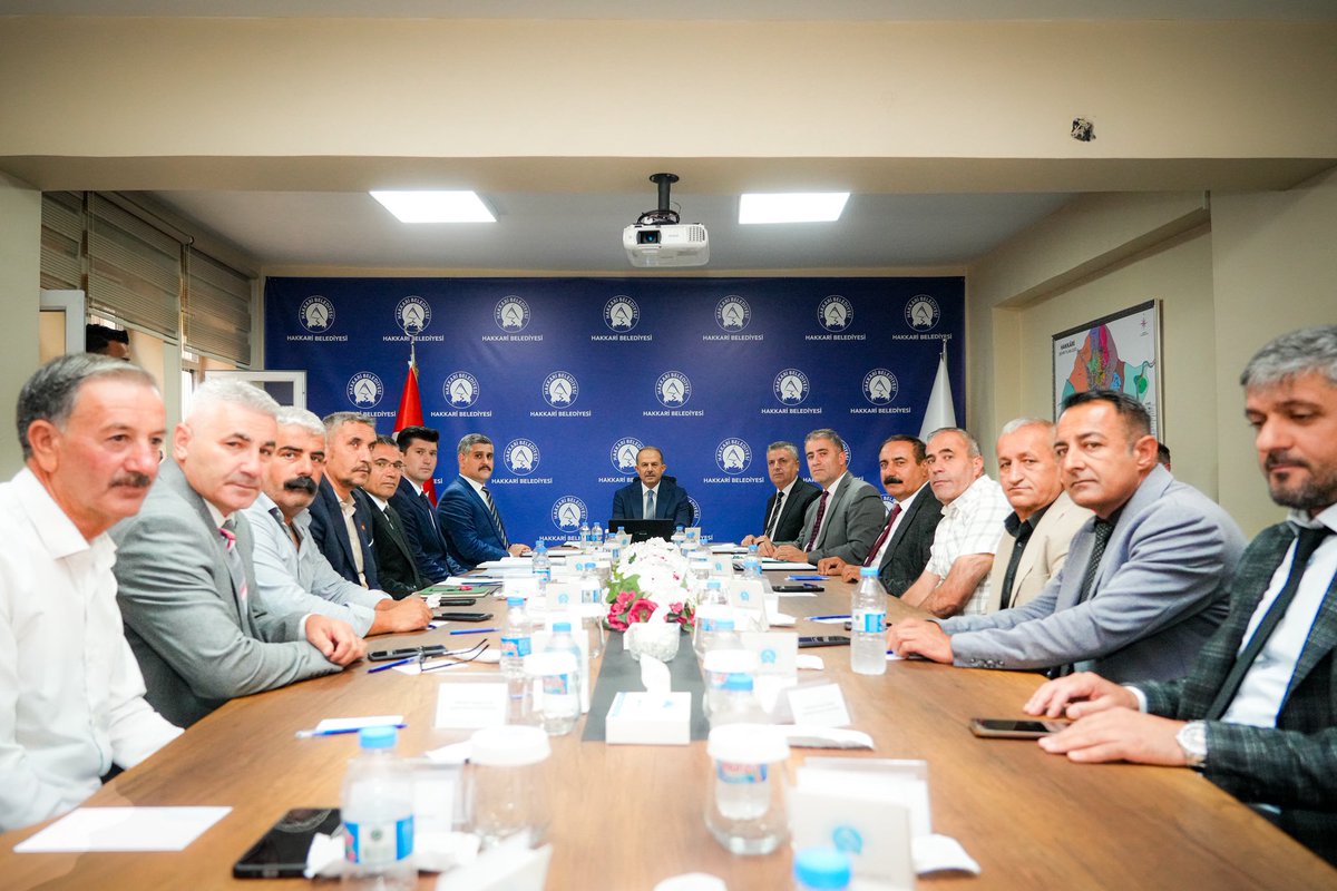 HakkariValiligi's tweet photo. 🔴 Hakkâri Merkez Mahalle Muhtarları ile İstişare  Toplantısı Yapıldı

Valimiz Sayın İbrahim Taşyapan başkanlığında; Merkez İlçemizdeki Mahallelerin ihtiyaçlarının değerlendirildiği bir toplantı gerçekleştirildi. Hakkâri Belediyesi toplantı salonunda gerçekleştirilen toplantıda mahallelerimizin mevcut durumları, ihtiyaç ve beklentileri üzerinde istişarelerde bulunuldu.

Yapılan toplantıda mahallelerinde ulaşım, alt yapı, doğalgaz, elektrik, su ve internet hizmetlerinin arttırılması yönündeki ihtiyaçlarını dile getiren muhtarlarımız; vatandaşların taleplerini ilettiler. 

Sayın Valimiz, vatandaşlarımızın taleplerinin öncelik sıralaması ve bütçe imkânları dâhilinde çözüme kavuşturmaya çalışacaklarını belirterek; ihtiyaçların birimler arası koordinasyon içerisinde kısa sürede giderilmesi için ilgili birimlere talimatlarını verdi.

Gerçekleşen toplantıya Valimiz Sayın İbrahim Taşyapan ile Vali Yardımcısı ve Belediye Başkan Yardımcısı Burak Gürbüz, Belediye Başkan Yardımcıları Hamit Zibek ve Hikmet Yaşar, Merkez Mahalle Muhtarları, Hakkâri Belediyesi Birim Müdürleri, DSİ, Karayolları, Vedaş ve Akmercan Gaz kurumlarının temsilcileri katıldı.