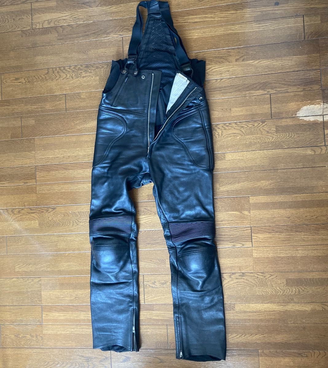 shoeman3110's tweet photo. プロテクター入りのバイク用ウェアで欲しいのカドヤのディフュージョンしかないけど一生マイサイズ(大デブサイズ)出てこない
中の人に再販ありますか…？って聞いたらキラッキラの笑顔でアレはもう出ません！って言われてその場で泣き崩れた https://t.co/HjYNL8Unae