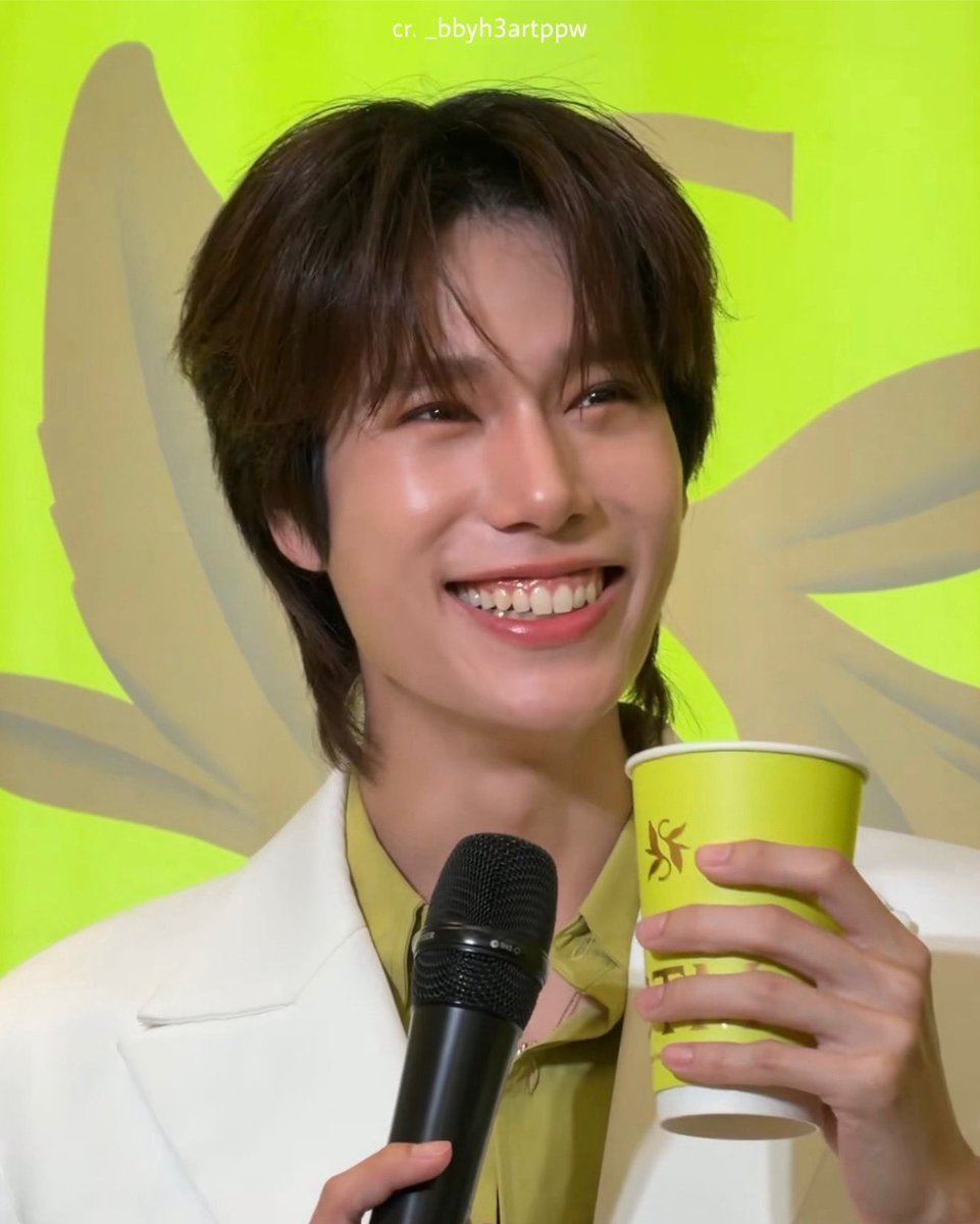 narawino's tweet photo. the brightest smile ✨🤏🏻 

#CTMwithPhuwin #phuwintang https://t.co/Za2IKsFovr