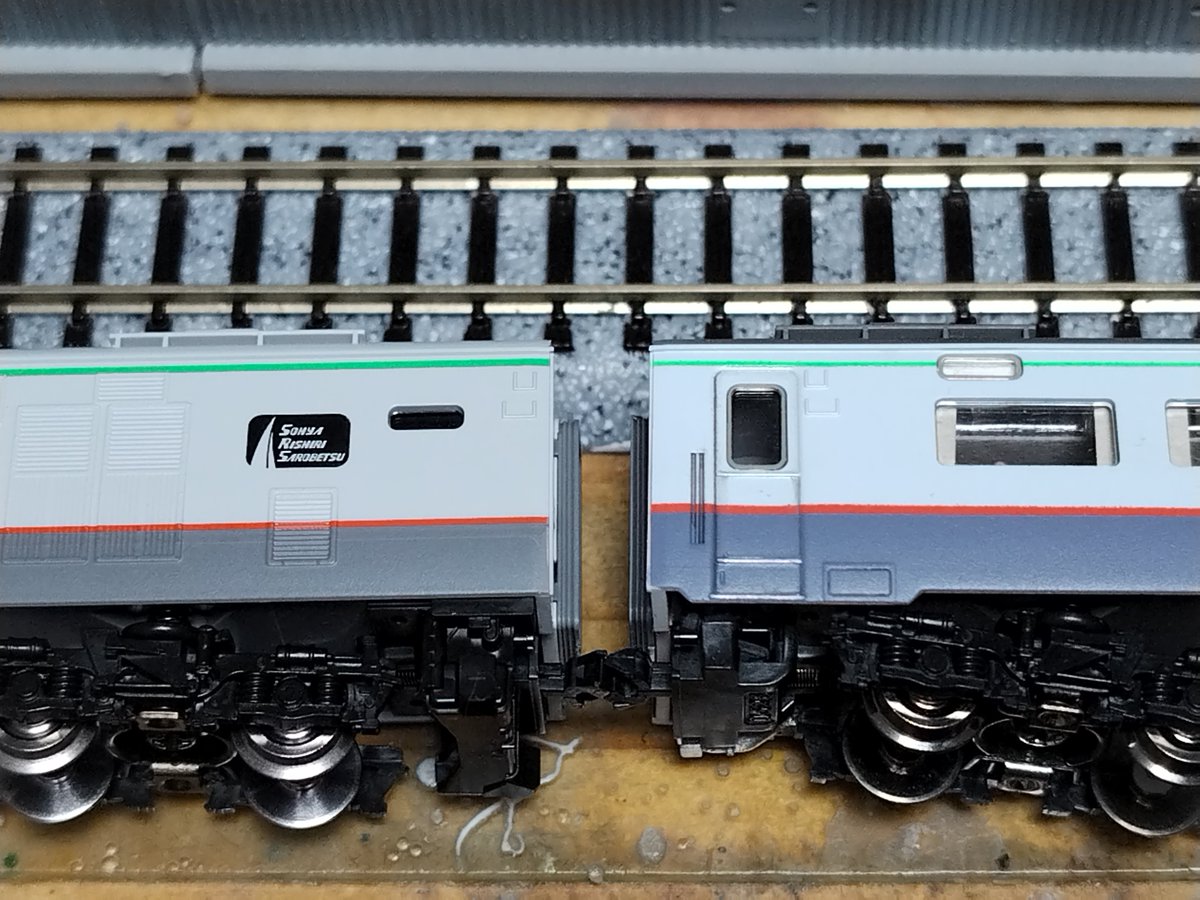 NorthMoon_Rail's tweet photo. 一応自作の182と比較
分かっちゃいたけど色の解釈が全然違うわね https://t.co/xoz6Hkl2s0