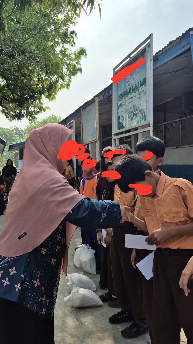 ndaa_lala's tweet photo. @Cryptocius @AlfaGarinzha @keluhkesahkonoh Tapi tidak semuanya seperti itu
Kami sadar dgn keterbatasan biaya, jadi supaya bisa melaksanakan kegiatan pensi &amp; perpisahan kami semua guru patungan buat bikin acara seadanya seperti ini. Bahkan ketika mau lebaran membagikan tunjangan dari kantong pribadi kami. InsyaAllah Iklas https://t.co/SwWhr2bDd0