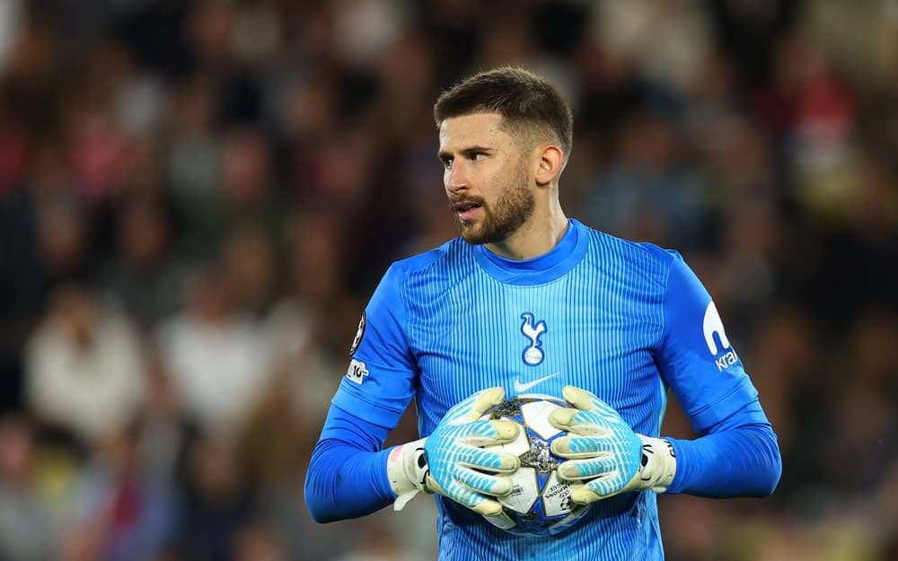PLTransferWire's tweet photo. 🚨 Tottenham have given Guglielmo Vicario the green light to leave, with Juventus and Napoli locked in talks to sign the goalkeeper for around £20m.

Source: Football Insider

#THFC https://t.co/y6lUdAIcTR