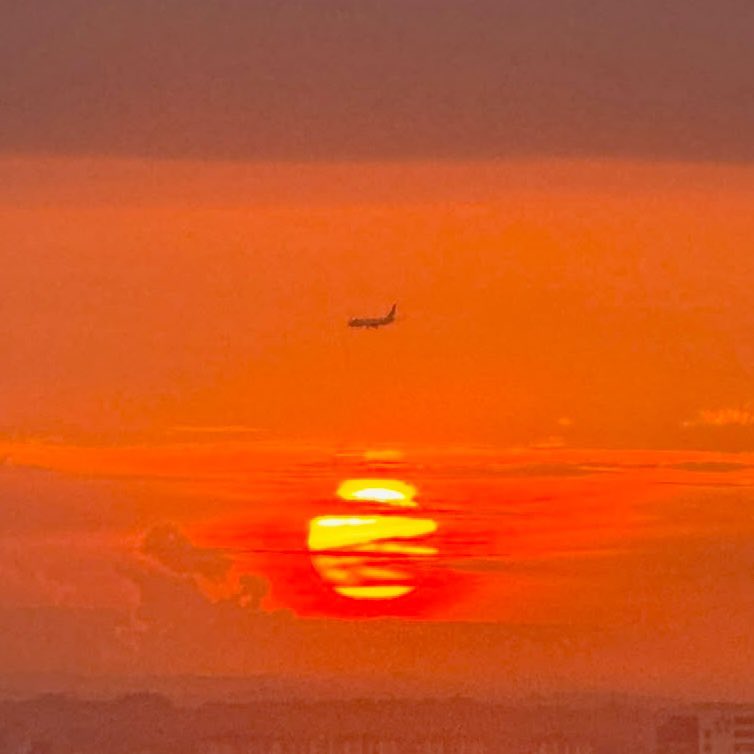 AMOTTAPANAMA's tweet photo. Qué hermoso amanecer. El intenso color rojo y el sol abriéndose paso entre las nubes nos recuerda que, por más oscura que parezca la noche, la luz siempre encuentra el camino.
Demos gracias a Dios por este nuevo día. 🙏🏼☀️ 

#TodosSomosUno

Foto @StaggEnri29 https://t.co/ucVyMjnSqn
