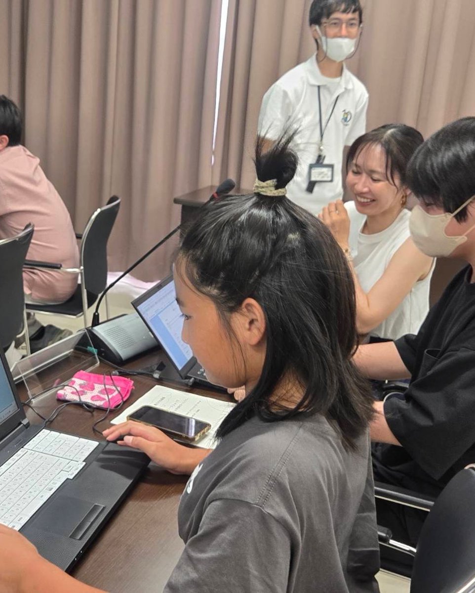 miyuki_n8's tweet photo. 7月26日(日)「親子の日」に子どもたちと参加。

㈱BotExpress秋葉直人さんからGovTechを学び、取手市の「スマホ市役所」と同じシステムでアンケート作成を体験。

AIでお礼メッセージを自動生成し、関西弁や津軽弁にも挑戦！

楽しみながら「使う側」だけでなく「つくる側」を学べる貴重な時間でした。 https://t.co/5Hnm9x1484