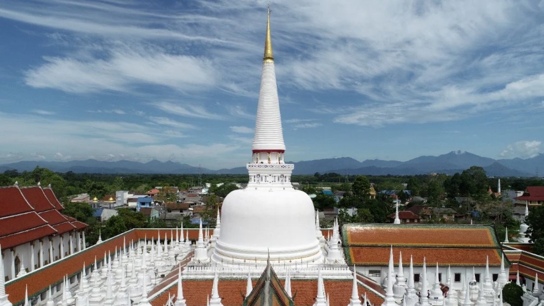 pradhom's tweet photo. พระบรมธาตุนครศรีธรรมราช ได้รับการขึ้นทะเบียนเป็น 'มรดกโลก' โดยองค์การยูเนสโก (UNESCO) ไปเมื่อไม่กี่วันก่อน ถือเป็นแห่งที่ 9 ของประเทศไทย ด้วยคุณค่าโดดเด่นอันเป็นสากล (Outstanding Universal Value) ผ่านความเป็นเมืองท่าการค้าโบราณ หลักฐานพุทธศาสนาจากลังกา ไปจนถึงโบราณสถานอันมีชีวิต #เม้าตึก (1)