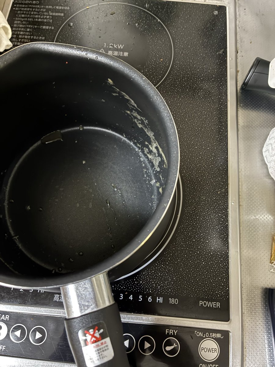 inbouronn's tweet photo. 麺をゆがく間に2本タバコをすいました。
主婦の皆さん、私を空気清浄機として家に置くのも悪くないと思いますよ😊 https://t.co/m63Jsp8jFd