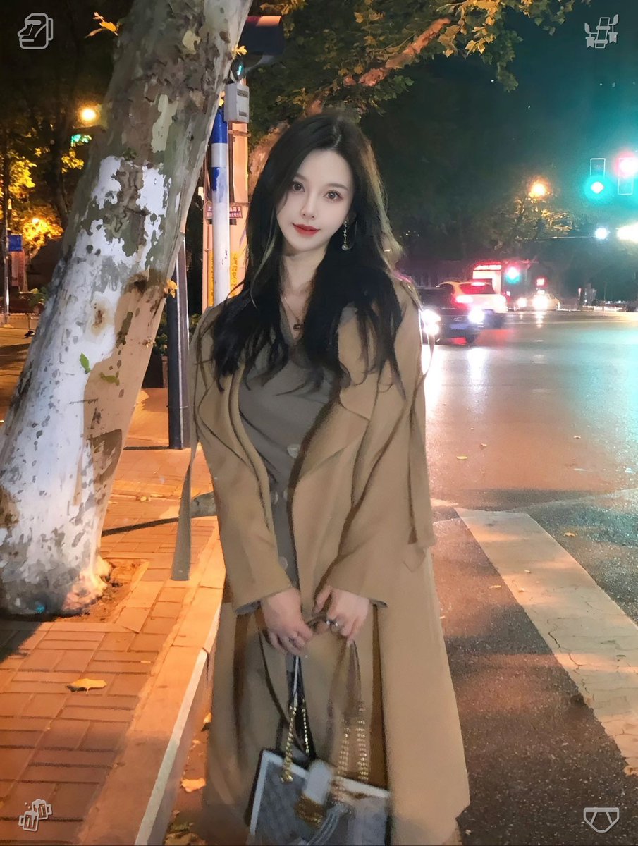 staceyheaven's tweet photo. 🛕下班以后我从长沙飞到北京，中途遇到一位准备去南京旅行的朋友。下飞机走出门以后，外面的风很大，周围的人都在找车。大家聊到出行安排时，才发现旅行也是在换一种生活节奏。外人看到的是热闹，真正住下来才知道日常是什么样，大家也都想慢慢往上走。🛀
更新⬃@livergood_m https://t.co/tqZrQnUTFM
