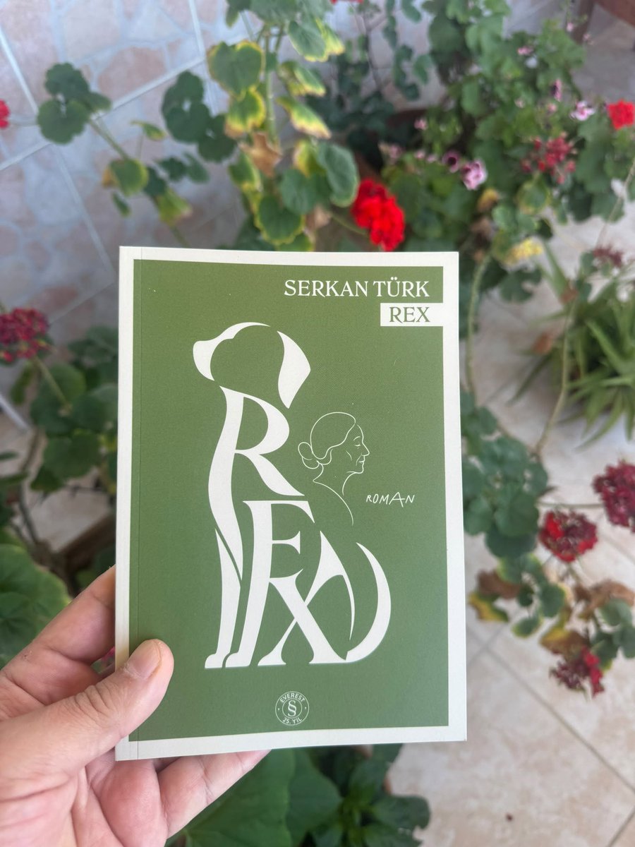 serkanturk61's tweet photo. Şu koskoca evrende küçük dünyalara odaklanmak, oradan sözcük sözcük hikâyeler kurmak müthiş bir şey. REX'le zaman yavaşlayacak; göl kıyılarına, sokak aralarına, bir bahçenin ıssızlığından toplumun karanlığına uzanan bir yolculuk başlayacak. https://t.co/rVWMKPYlAv