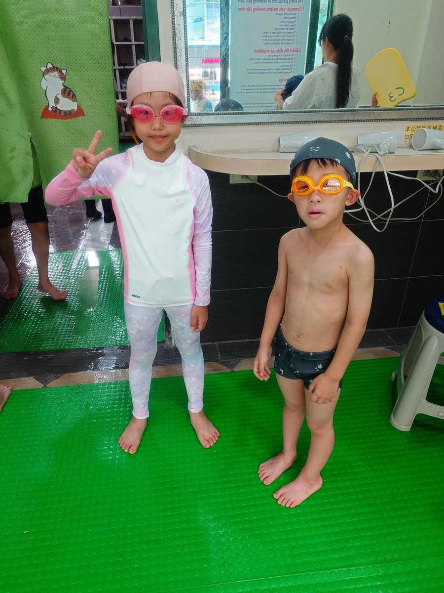 TerryLin0613's tweet photo. 2026/07/26~兩小成功的完成���氣、吐氣、水母飄~雖然後面游到有點上頭，所以少女拼了命的在嗆到跟喝水導致後面頭痛跟吐.....但總的來說大幅進步！下次再來練練蹬牆游跟吐氣後換氣。 https://t.co/XqTv5xo4xA