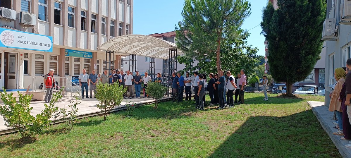AFAD_Bartin's tweet photo. Müdürlüğümüz eğitmenleri tarafından İl Milli Eğitim Müdürlüğü personellerine yönelik; Yangın Farkındalık Eğitimi, Yangın Tahliye Uygulaması ve Yangın Söndürme Tatbikatı eğitimleri verilmiştir.

@afadbaskanlik
@tcbartinvalilik https://t.co/DVdjL8rzYy