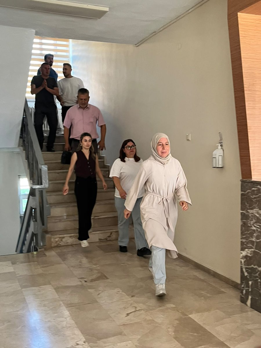 AFAD_Bartin's tweet photo. Müdürlüğümüz eğitmenleri tarafından İl Milli Eğitim Müdürlüğü personellerine yönelik; Yangın Farkındalık Eğitimi, Yangın Tahliye Uygulaması ve Yangın Söndürme Tatbikatı eğitimleri verilmiştir.

@afadbaskanlik
@tcbartinvalilik https://t.co/DVdjL8rzYy
