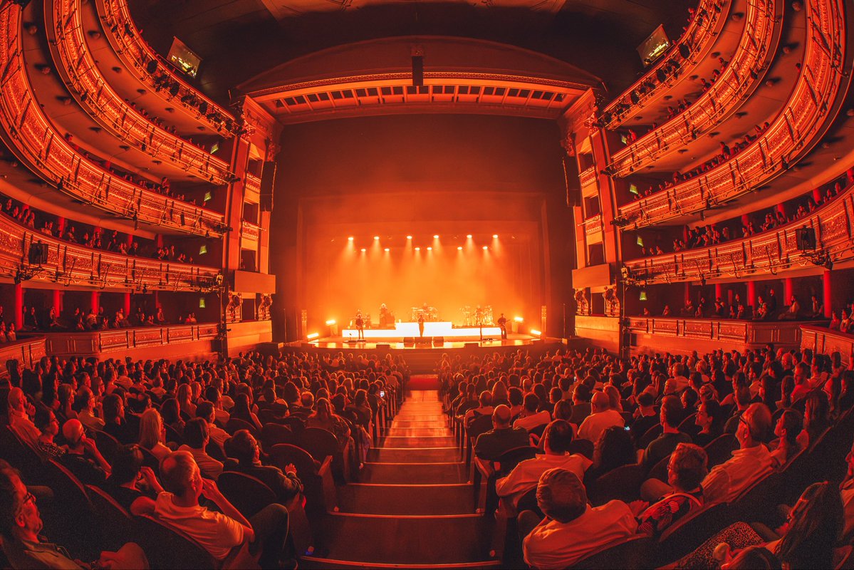 loveoflesbian's tweet photo. Nuestra primera noche en el Teatro Real. Queríamos que fuera un show especial, que quedara grabado en cabeza y corazón. Canciones de ayer y hoy; canciones de siempre. Gracias por escribir estos últimos versos con nosotros, no tendría sentido de otra forma. https://t.co/wbp0328pVB