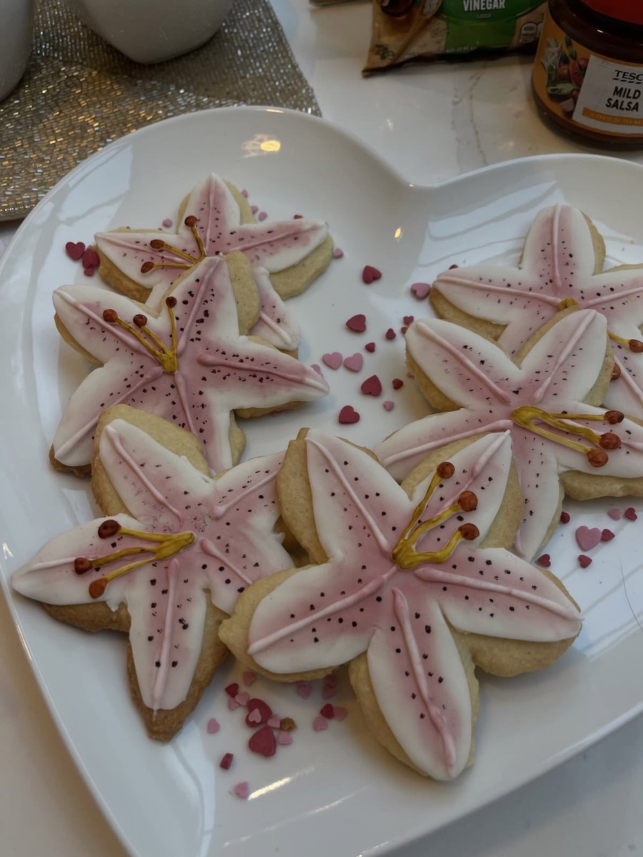 tutututututulip's tweet photo. Lilies cake 🍰🎂 https://t.co/hwCgcLESXq