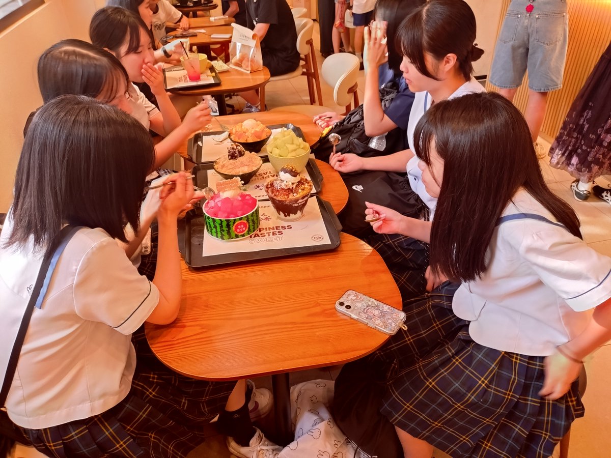 uedanishi's tweet photo. ★2026ソウル短期留学★
今日の午前中の授業はリーディングとライティングでした。難しくてもがんばっています！午後は高明中学校の生徒さんと２回目の交流でした。前回と同じグループでソンスドンを散策しました。暑い中散策した後のかき氷が最高でした。
※リレー日誌は昨日のものです。 https://t.co/Ma9WYCV660