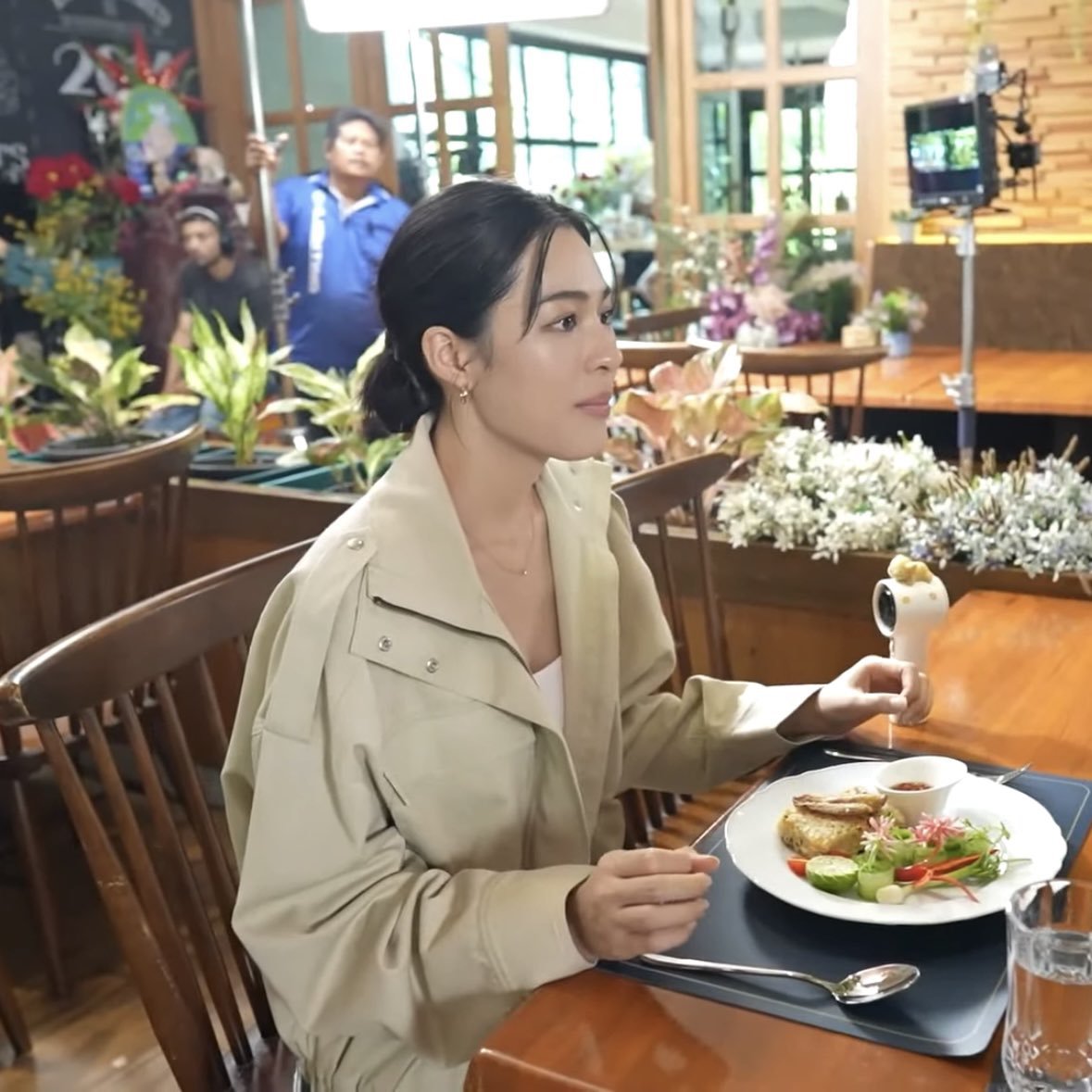 Chosen_One221's tweet photo. The scene after the divorce: P' Ranch comes back to meet the father… and Nong Neen coincidentally meets him too👀
Is that right? https://t.co/n1kb20x8EL
