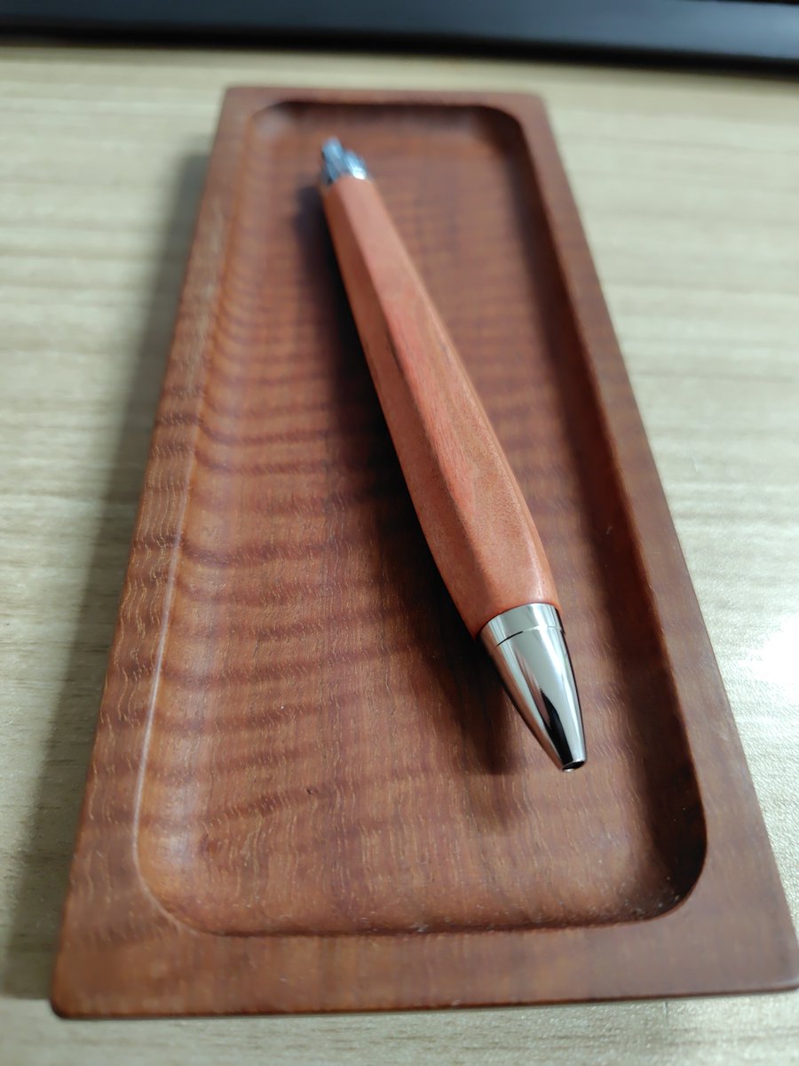 TrumpetFukiK's tweet photo. 今夜の日記タイムは、ケンタローパパさんのジャラ縮み杢トレイに、woodNectさんのピンクアイボリー六角軸ボールペン。
赤いジャラにピンクのボールペンの組み合わせが最高です。
それにしても、ジャラの縮み杢がさざ波のように波立っています。六角軸が舟のよう、、、。 https://t.co/YElP5aaDWD