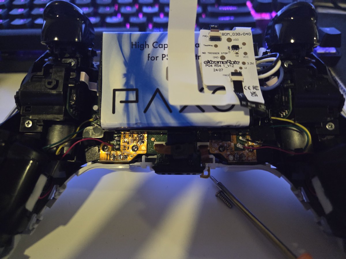 LesserLoki's tweet photo. 🪡😷🪛　　eXtremeRate hall effect modules (somehow) succesfully installed.. https://t.co/D3In6HhdIH