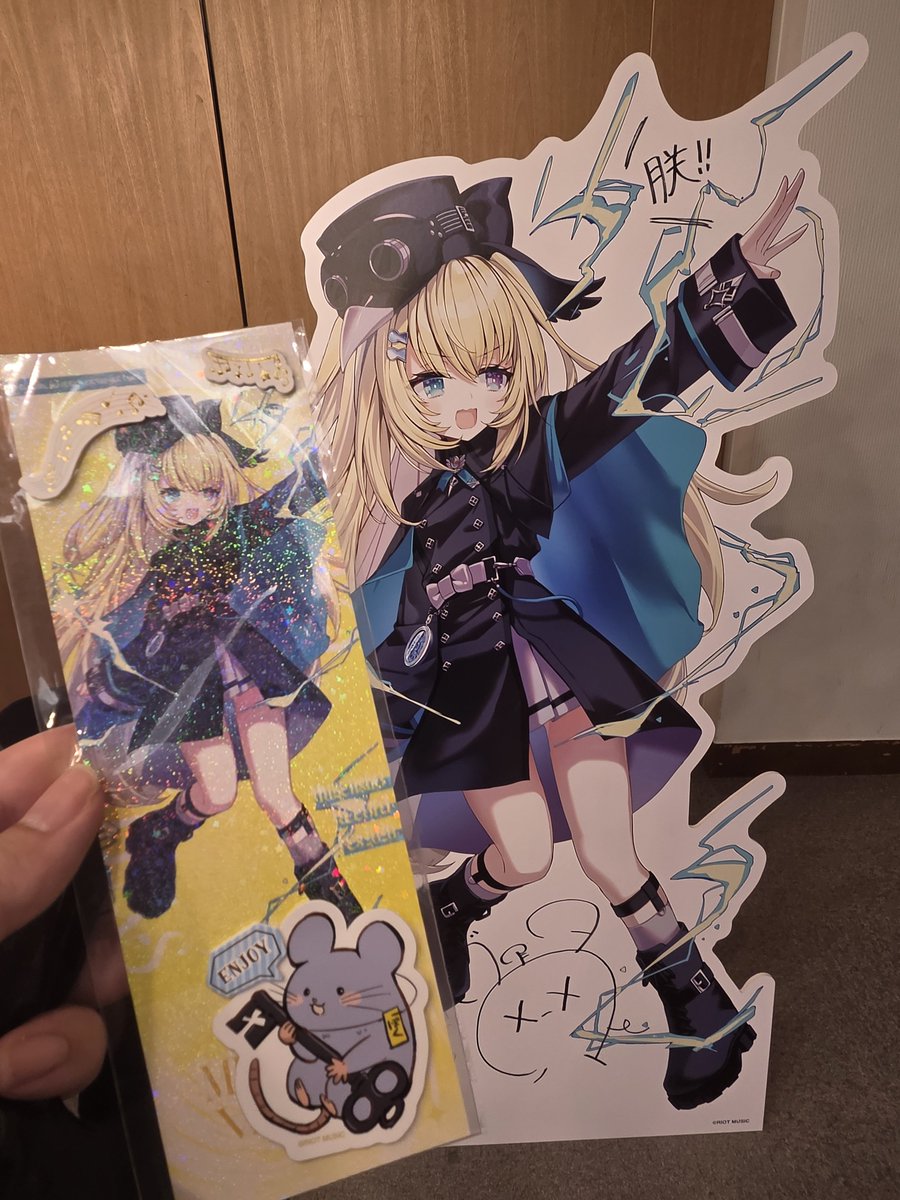 aques210's tweet photo. ライブ当日の写真あれこれ。
・持っていった痛バとチケット
・アクスタ合わせ(みんなカッコいいアクスタなのに、自分だけ酒ェ゙！アクスタでワロ)
・ライブ終わりで参加させてもらった打ち上げ

#秘密結社モッチャレラ
#MGS_REGAIN https://t.co/mW3x00yVy6