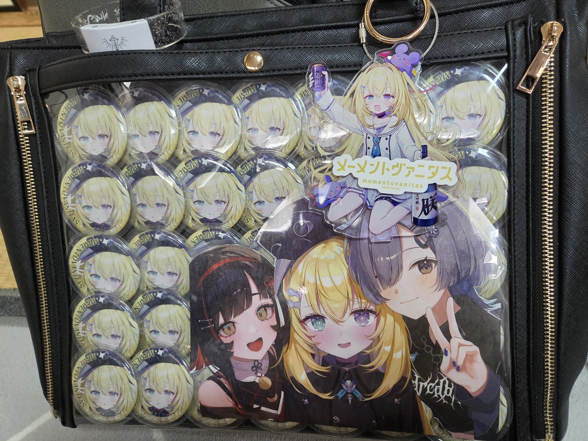 aques210's tweet photo. ライブ当日の写真あれこれ。
・持っていった痛バとチケット
・アクスタ合わせ(みんなカッコいいアクスタなのに、自分だけ酒ェ゙！アクスタでワロ)
・ライブ終わりで参加させてもらった打ち上げ

#秘密結社モッチャレラ
#MGS_REGAIN https://t.co/mW3x00yVy6